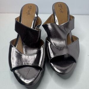 EuroSoft by Sofft Cross Strap Pewter Metallic Slide Sandals Size 9 M